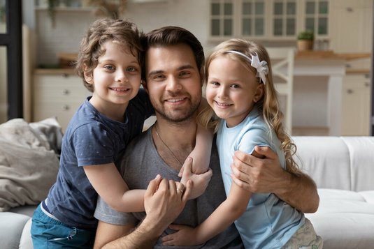 Vater mit Sohn und Tochter