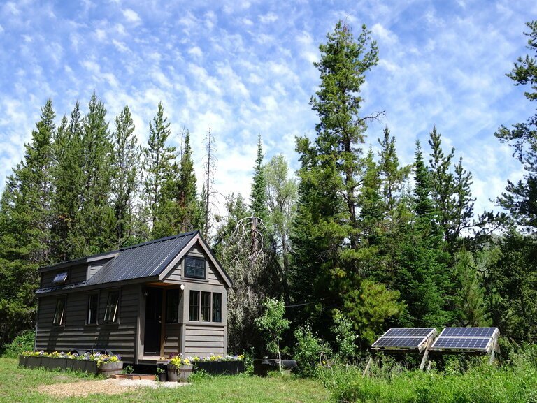 tiny-house-kleines-haus-wohnung-wohnen-02 Tiny House mit Solaranlage im Garten