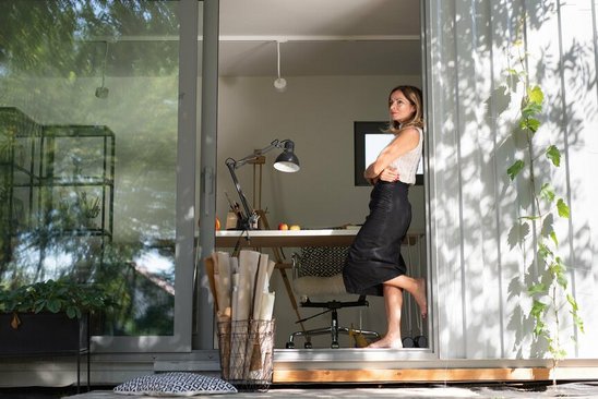 frau-wohnung-modulhaus-01 Frau in einem Container Arbeitsplatz.